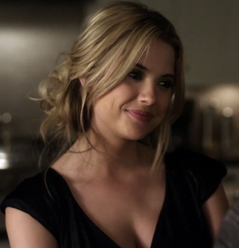 Hannah Marin Hair, Hanna Marin Hairstyles, Hanna Marin Icons, Pll Hair, Martin Aesthetic, Hannah Marin, Jason Dilaurentis, Pretty Little Liars Hanna, Ezra Fitz