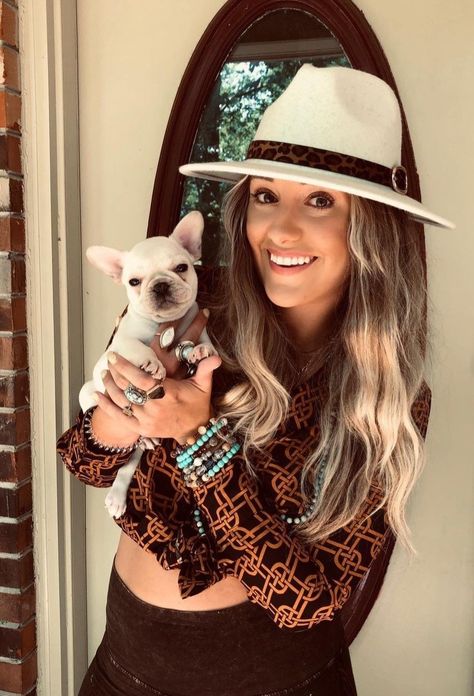 Laney Wilson, Lainey Wilson, Casual Country Outfits, Cowboy Pictures, Best Country Singers, Lauren Daigle, Airport Photos, Country Fashion, Western Girl