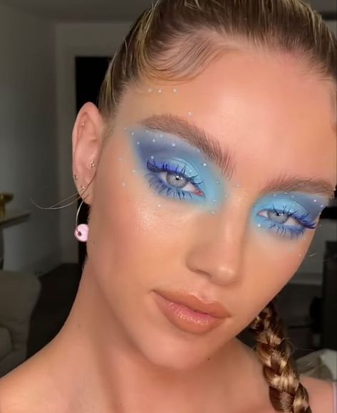 blue eye makeup // blue eyeshadow ideas // makeup inspo Rave Makeup, Smink Inspiration, Eye Makeup Designs, Colorful Eye Makeup, Edgy Makeup, Eye Makeup Art, Blue Makeup, Fantasy Makeup, Editorial Makeup