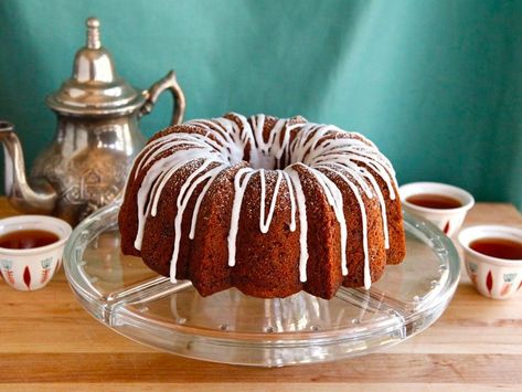 Tori Avey's Rosh Hashanah Honey Apple Cake Recipe Breakfast Bundt Cake, Bundt Pan Recipes, Pumpkin Bundt, Apple Bundt Cake, Pumpkin Bundt Cake, Hashbrown Breakfast Casserole, Ginger Cake, Lemon Glaze, Honey Cake