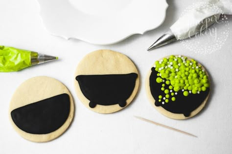 Flooded Halloween Cookies, Halloween Cutout Cookies Decorated, How To Decorate Halloween Cookies, Easy Fall Decorated Cookies, Easy Fall Royal Icing Cookies, Easy Halloween Sugar Cookie Decorating, Halloween Cookie Decorating Ideas, Easy Decorated Halloween Cookies, Sugar Cookie Designs Halloween