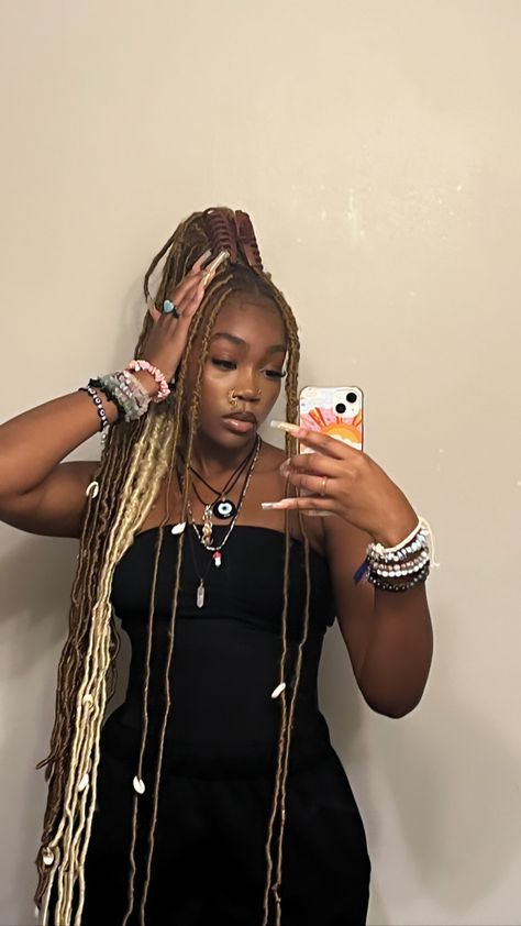 Hairstyles For Fox Locs, Soft Locs Different Colors, Soft Locs With Shells, Faux Locs Styles With Color, Brown And Blonde Soft Locs Black Women, Soft Locs Highlights, Color 350 Soft Locs, Soft Locs With Accessories, Soft Locs With Color Blonde And Black