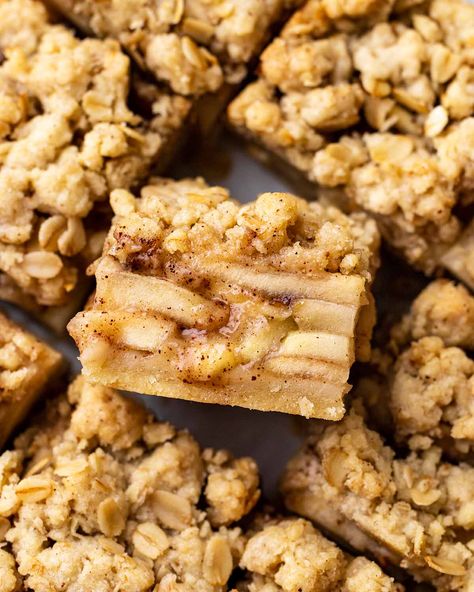 Apple Pie Bars (vegan) via @rainbownourish Healthy Apple Pie Bars, Vegan Apple Pie Bars, Vegan Apple Tart, Banana Crumble, Vegan Pies Recipes, Chocolate Ganache Tart, Vegan Apple Pie, Apple Crumble Pie, Blueberry Banana Bread