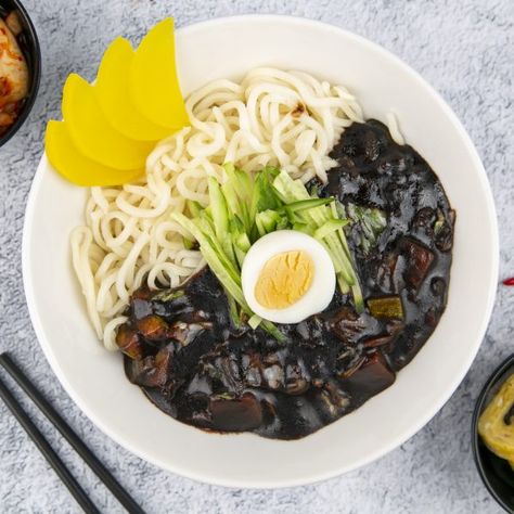 Jajjangmyeong Aesthetic, Korean Noodle Dishes, Beef And Vegetables, Culinary Cooking, Smoothie Recipes Healthy Breakfast, Noodle Dish, Bistro Food, Black Bean Sauce, Korean Dishes