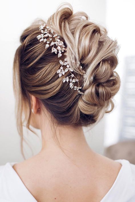 wedding hairstyles for medium hair updo textural waves with bark leaves on blondy hair tonya pushkareva via instagram Prom Hairstyles Updos Buns, Loose Curls Updo, Formal Wedding Hairstyles, Sanggul Modern, Wedding Hairstyles For Medium Hair, Up Dos For Medium Hair, Best Wedding Hairstyles, Hair 2018, Trendy Wedding Hairstyles