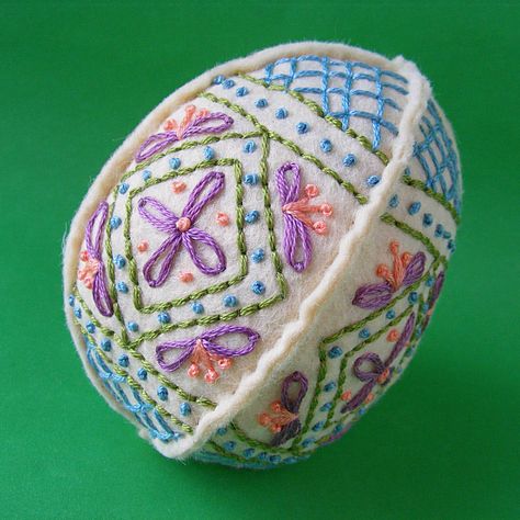 Stitch up a pretty felt Easter egg. 🥰 Even though it looks complicated, it only uses the most basic stitches - and the free pattern has video tutorials teaching all of them. 🥰 You can do it! 🥰 https://www.shinyhappyworld.com/2016/03/easter-craft-ideas-free-embroidered-felt-egg-pattern.html Waldorf Easter Crafts, Felt Patterns Free, Basket Sewing Pattern, Felt Easter Crafts, Easter Fabric Crafts, Sampler Embroidery, Easter Embroidery Patterns, Easter Tree Ornaments, Egg Pattern