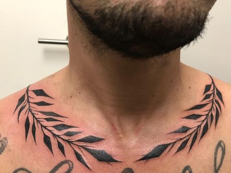 freestyle leaves around my neck made bij #tattooPong Leaves Around Neck Tattoo, Neck Leaves Tattoo, Wrap Around Neck Tattoo, Necklace Tattoo For Men, Colar Bone Tattoo Men, Leaf Neck Tattoo, Clavicle Tattoo For Men, Tattoo Leaf, Tattoo Leaves