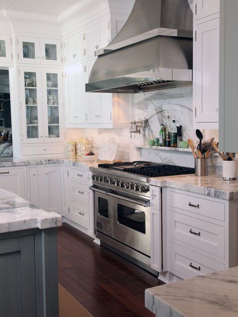 Love the gorgeous marble backsplash, shelf and pot filler! Redo Kitchen Counter Tops, White Kitchen Traditional, Grey Kitchen Island, Eclectic Kitchen, Backsplash Designs, Kitchen Stove, Kitchen Marble, Contemporary Interior Design, Traditional Kitchen