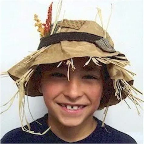 This Scarecrow Hat is an easy and inexpensive way to dress the kids for Halloween Trick or Treating. Add an old shirt with some straw stuffed in the sleeves Diy Scarecrow Hat For Kids, Scarecrow Hat Diy, Diy Scarecrow Hat, Homemade Scarecrow, Tape Ball, Scarecrow Craft, Make A Scarecrow, Scarecrow Hat, Fest Ideas