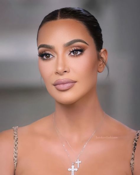 Kim Kardashian Soft Glam, Kim K Makeup Looks Natural, Make Kardashian, Kim Kardashian Wedding Makeup, Kim Kardashian Eyelashes, Kim Kardashian Glam, Kim Kardashian Haircut, Khloe Kardashian Makeup, Kim Kardashian Makeup Looks