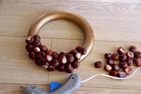 DIY Holiday Chestnut Wreath (Make for under $5 and under 1 hour) – House of Pixel Dust Chestnut Wreath Diy, Chestnut Decoration Diy, Chesnutt Craft, Buckeye Decorations, Crafts With Buckeyes, Buckeye Nut Crafts, Chestnut Craft, Chestnut Wreath, Chestnut Ideas