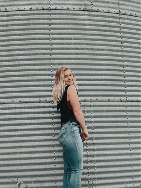 Senior Pictures With Silo, Levi Jeans Photoshoot, Levis Photoshoot, Levi’s Photoshoot, Country Girl Photoshoots, Outdoor Photoshoot, Girls Jeans, Diy Outdoor, Photography