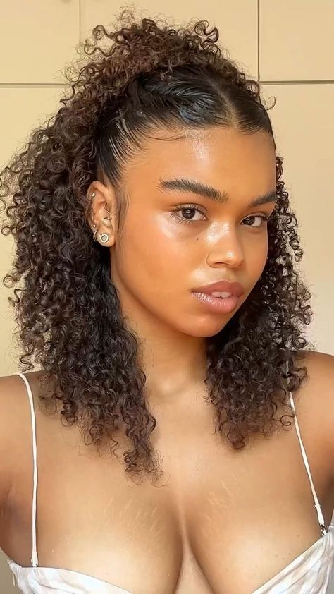 Hair Styles Slick, Coily Hairstyles, Curly Hair Dos, Best Haircuts For Women, Pilates Workout Routine, Curly Hair Beauty, Best Hairstyles For Women, Mixed Curly Hair, Curly Hair Videos