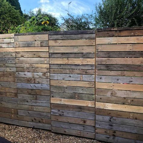 Horizontal Pallet Fence Ideas -jessnosneb Privacy Fence Ideas Pallet, Palet Fence Diy, Fence Ideas With Pallets, Build A Fence With Pallets, Fences Made From Pallet Wood, Privacy Fence Made From Pallets, Palet Fence Ideas Backyards, Diy Fence With Pallets, Pallet Wood Privacy Screen