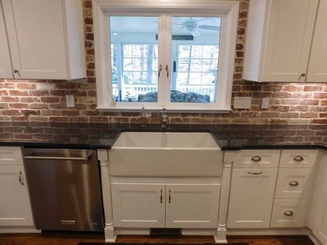 Kitchen Black Counter, Farmhouse Kitchen Backsplash Ideas, Backsplash Herringbone, Brick Floors, Brick Backsplash Kitchen, Farmhouse Kitchen Backsplash, Flower Carpet, Farmhouse Backsplash, Recycled Brick