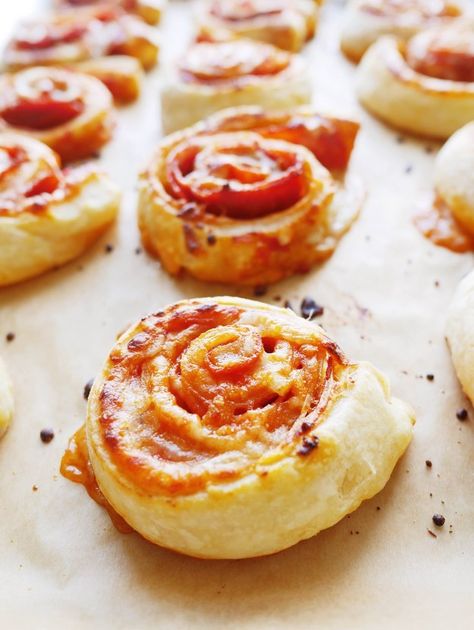 If you take anything and add cheese, pepperoni, and marinara sauce, it will be amazing. Roll them up inside flaky dough (aka puff pastry), and you've got insanely delicious pizza pinwheels. Pizza Pinwheels, Pizza Flavors, Easy Pizza, Delicious Pizza, Pizza Recipes Dough, Snacks Für Party, Pizza Hut, Good Pizza, Orzo