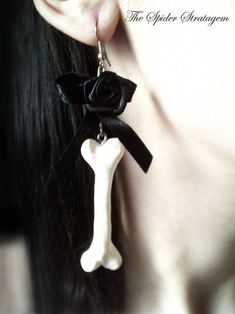 Diy Goth Earrings, Goth Earrings Diy, Goth Clay Earrings, Goth Clay Ideas, Goth Crafts Diy, Goth Polymer Clay, Horror Jewelry, Horror Fashion, Gothic Jewelry Diy