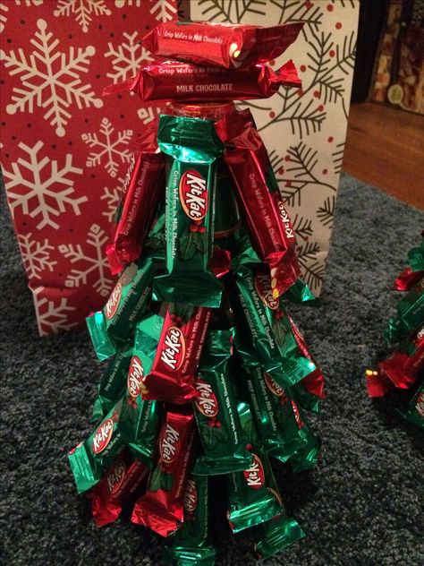 KitKat Christmas tree Kitkat Gift Ideas, Kit Kat Candy, Diy Gifts For Him, Kit Kat, Favorite Candy, Christmas Gift Box, Secret Santa, Christmas Treats, Wonderful Time