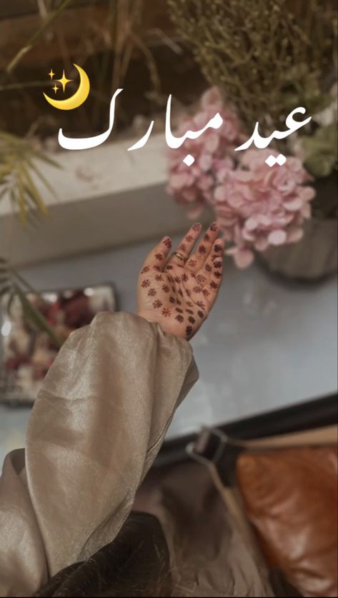 Eid pic idea • henna design Eid Pictures Poses, Eid Wishes, Eid Photoshoot Ideas, Eid Pics, Eid Looks, Eid Photos, Self Pictures, Very Simple Mehndi Designs, Simple Mehndi Designs Fingers