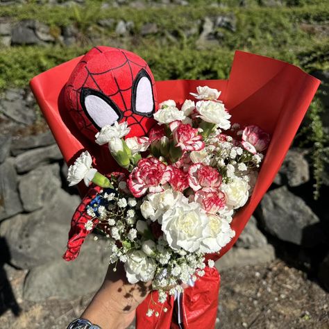 Spider-man plushie bouquet 🕷️💐 Details: Wrapping paper- @gutierrezflowersupplies Spider-man plushie- @gutierrezflowersupplies Carnations- Trader Joe’s Baby breath- Trader Joe’s #kadenncreations #smallbusiness #shoplocal #tacomawa #seattlewa #tacomalocal #khmerowned #bouquet #bouquetofflowers #celebration #flowers #flowerarrangement #giftideas #giftforher Plushie Bouquet, Man Bouquet, Flowers For Men, Flower Gift Ideas, Baby Breath, Trader Joe, Flower Gift, Boyfriend Gifts, Wrapping Paper