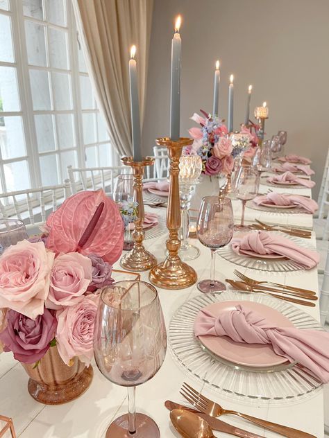 Pink Gold Table Setting, Pink Party Decorations Graduation, Blush Pink Party Ideas, Pink Dinner Aesthetic, Xv Table Decorations, Pink Brunch Decor Ideas, Pink Table Decorations For Party, Rose Gold Dinner Party, Pink And Gold Tablescape