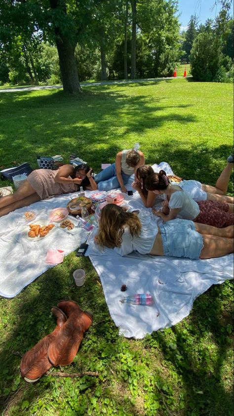 Picnic Aesthetic Spring, Girly Summer Activities, Summer 2024 Activities, Spring Vision Board Aesthetic, Summer At Home Aesthetic, Spring Picnic Aesthetic, Picnic Aesthetic Friends, Friend Picnic, Beach Picnic Aesthetic