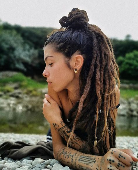 🖤 esthoudor 🖤 . . . Dreadlocks and hippie vibes, that's all I need 🌻🌼 . . 👉 @esthoudor 👈 Female Dreads, Women With Dreadlocks, Hippie Dreads, Dreadlocks Girl, Natural Dreads, Dreads Girl, Hippie Lifestyle, Hippie Culture, Dreadlock Styles