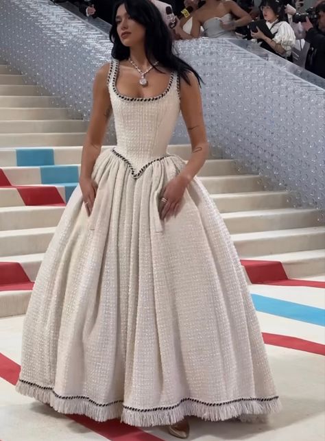 Dua Lipa Met Gala 2023, Dua Lipa Met Gala, Chanel Wedding Dress, Red Carpet Glamour, Met Gala Outfits, Gala Outfit, Girls Dress Outfits, Dior Dress, Chanel Dress