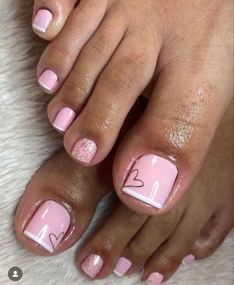 Cute Simple Toenail Designs, Summer Nails Feet Pedicures, Pink Sparkle Pedicure, Light Pink Pedicure Toenails, French Manicure Toes Toenails, Summer Pedicure Designs Toenails, Big Toe Nail Designs, Vacation Toe Nails, Pink Toe Nails With Design