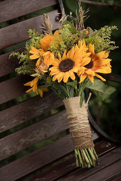 Rustic wedding bouquet Deco Champetre, Bridal Sunflowers, Rustic Wedding Bouquet, Arrangement Ideas, Sunflower Bouquets, Rustic Country Wedding, Sunflower Wedding, Deco Floral, Trendy Wedding