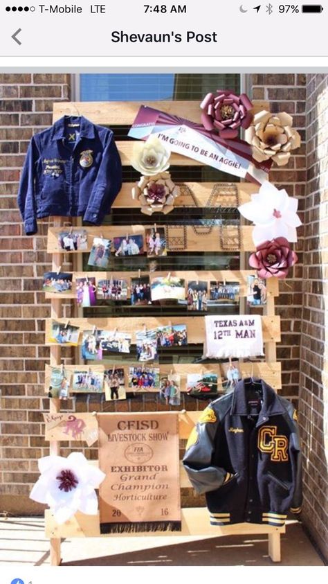 Ffa Graduation Party Ideas, Grad Decoration Ideas High Schools, Pallet Picture Display Graduation, Graduation Display Table, Country Graduation Party, Highschool Party, Twins Graduation, Chic Graduation Party, Country Graduation