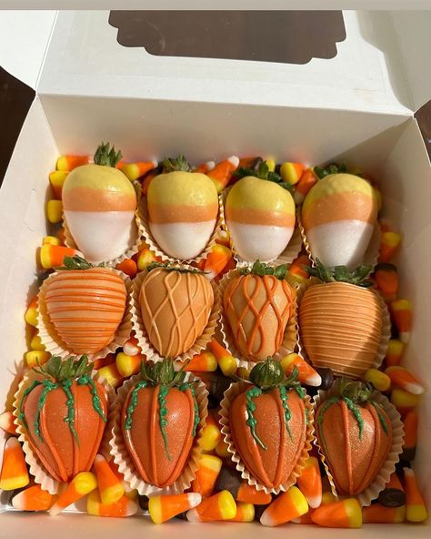 Leticia | Candy corn Halloween strawberries 🍓🎃👻 #autumnvibes🍁 #fallseason #chocolatedippedstrawberries #chocolatecoveredstrawberries... | Instagram Candy Corn Strawberries, Thanksgiving Chocolate Strawberries, Fall Chocolate Covered Strawberries, Thanksgiving Strawberries, Halloween Strawberries, Thanksgiving Chocolates, Strawberry Ideas, Strawberry Recipe, Chocolate Covered Strawberry Recipe