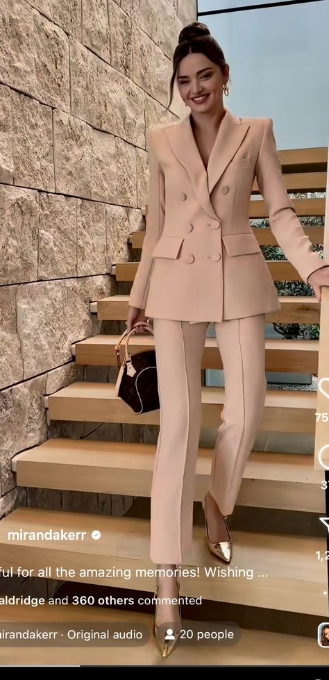 Cute Suits For Women, Power Dressing Women, Elegant Outfit Classy, Briefcase Women, Woman Suit Fashion, Trendy Fashion Tops, Power Dressing, Classy Work Outfits, Professional Dresses