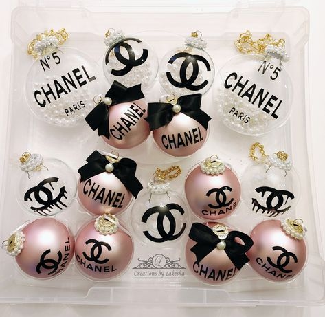 Chanel Ornaments Diy, Chanel Inspired Christmas Tree, Chanel Christmas Tree Ideas, Chanel Ornaments, Chanel Christmas Tree, Chanel Christmas, Christmas Ball Ornaments Diy, Chanel Decor, Fancy Christmas Ornaments