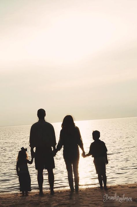 Sunset beach #photography Family Of 4 Aesthetic, Sunset Family Photos, Prabhas Pics, Photography Ideas At Home, Cute Galaxy Wallpaper, Photography Themes, Family Picture Poses, Anniversary Photoshoot, Beach Family Photos