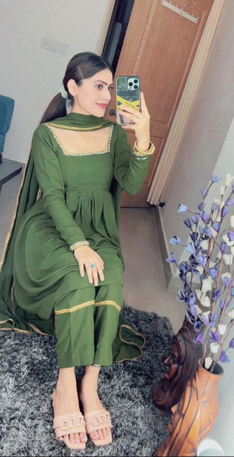 Raavi Kaur Bal, Plain Kurti Designs, Punjabi Suits Party Wear, Plain Kurti, Face Pics, Punjabi Models, Bridal Jewellery Inspiration, Suits Punjabi, Function Dresses