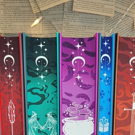 Kathy's Bookish Shop - Sprayed Edges on Instagram: "These might be one of my favorite edges ever 🥺🥺❤️ I am absolutely in love with the colors and the designs, I might even need to get a set for myself  These just dropped this week and are currently available on the website ❤️  #sjm #sarahjmaas #acourtofthornsandroses #acourtofmistandfury #acourtofwingsandruin #acourtofsilverflames #acourtoffrostandstarlight #acotar #feyre #rhysand #spredges #sprayededges #stenciledges #stencilededges #stencillededges #digitaledges #printededges #smallbusiness #kathysbookishshop #kathyssprayededges #bookstagram" Acotar Sprayed Edges, Book Edges Painting, Sprayed Book Edges, Book Sprayed Edges, Acotar Crafts, Foredge Painting, Rebinding Books, Book Edge Painting, Book Rebind