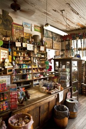 Country store. I would love to shop here... It's the real deal...Fun! Antique Store Window Display Ideas, Country General Store, Small Country Store, Antique Store Interior, Kitchen Store Display, Country Store Display Ideas, Antique General Store, General Store Display, Vintage General Store