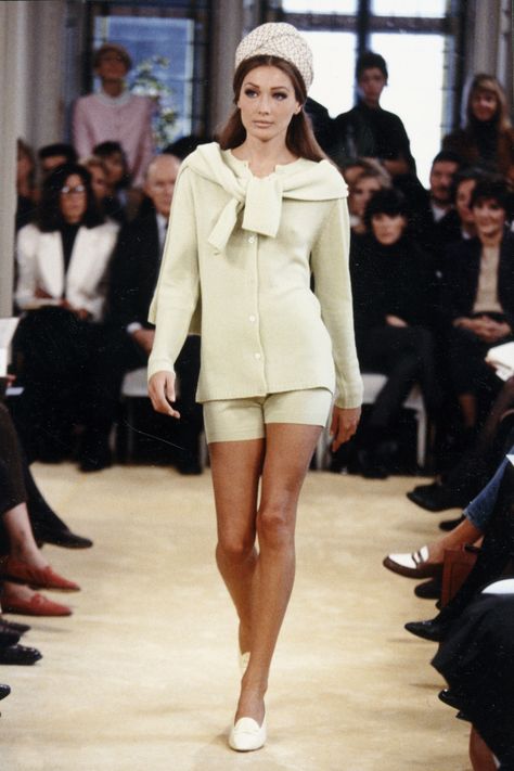 Prada Spring 1992 Ready-to-Wear Collection - Vogue  #Prada #90s #90sfashion #runway #vintage #rtw 90s Fashion Runway, Prada Runway, Neo Grunge, Tokyo Street Fashion, 90s Runway Fashion, Runway Fashion Couture, Prada Fashion, Prada Spring, Fashion 90s