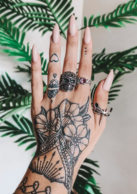 Paisley Hand Tattoo, Womens Hand Tattoos Mandalas, Mandala Flower Hand Tattoo, Large Finger Tattoos, Hand Tattoos Large, Top Hand Tattoos For Women, Bohemian Hand Tattoos, Beautiful Hand Tattoos For Women, Decorative Hand Tattoo