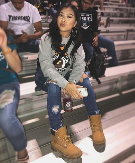 Baddie Outfits With Timberlands, Womans Timberland Outfits, Timberline Boots Women Outfit, Cute Outfits With Timberland Boots, Tim’s Outfits Women, Women Timberland Outfit, Tim Boots Outfit, Female Timberland Boots Outfits, Wheat Timberlands Outfit Woman