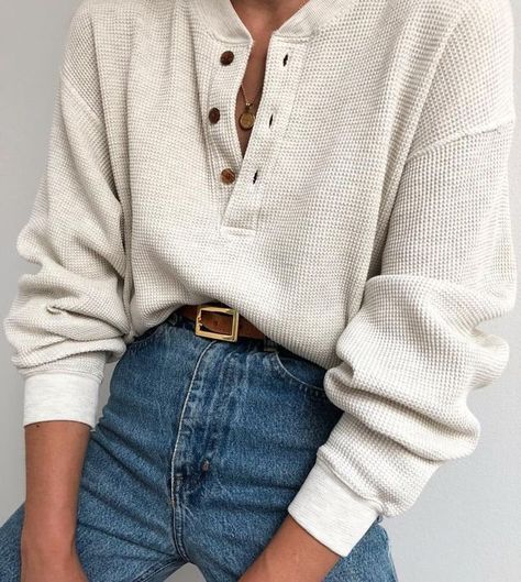 Fall Fashion Comfy, Millennials Fashion, White Long Sleeves, Vintage Hipster, Traje Casual, Fashion Jeans, Looks Street Style, Winter Trends, Indie Outfits