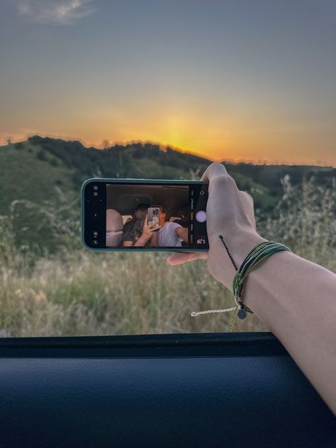 Sunset Couple Selfies, Photo Of A Couple, Contact Pictures For Boyfriend Cartoon, Aesthetic Couple Photos Without Faces Hidden, Couples Pics Poses, Self Taking Pictures Ideas, Couple Pics With Hidden Face Bed, Sunset Pictures Couple, Cute Couples Goals Photos Hidden Face