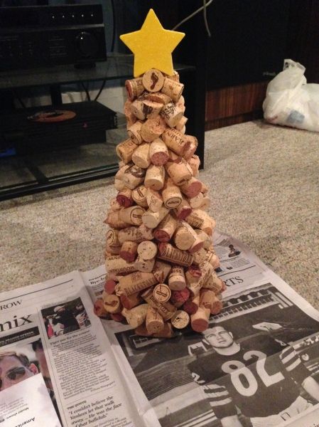 Wine Christmas Tree, Cork Christmas Tree, Wine Cork Christmas, Wine Cork Crafts Christmas, Wine Cork Christmas Tree, Cork Christmas, Cork Crafts Christmas, Cork Christmas Trees, Wine Cork Diy Crafts