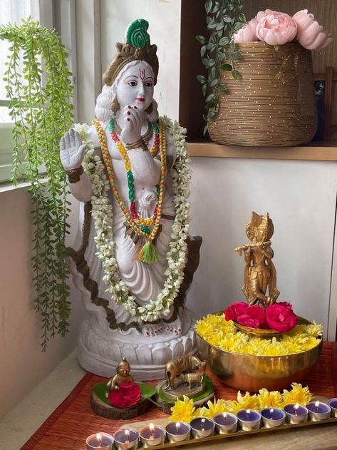 Krishna Idols At Home, Krishna Idol Decoration At Home, Krishna Decoration, Lakshmi Pooja, Krishna Idol, 22k Gold Necklace, Statue Decoration, Krishna Statue, Pooja Room Design