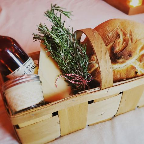 Old fashioned gift basket with fresh bread, homemade butter, mulled wine, rosemary and parmesan Bread And Butter Basket, Homemade Baskets Gifts, Homemade Bread Basket Gift, Guest Care Package, Baked Good Gift Basket, Sourdough Bread Gift Basket Ideas, Sourdough Bread Basket Gift, Christmas Bread Basket, Homemade Bread Gifts For Christmas