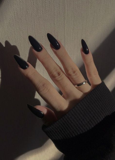 Detailed Nails, Unghie Sfumate, Kutek Disney, Black Acrylic Nails, Nails Matte, Black Nail Polish, Grunge Nails, Dark Mode, Soft Nails