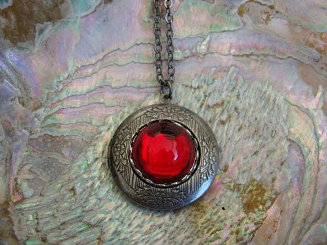 Ruby Amulet, Romantasy Book, Magic Amulet, Necklace Drawing, Magic Spell Book, Vampire Costume, Amulet Necklace, Nancy Drew, Dungeon Master