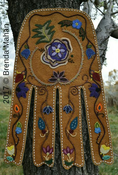 Athabascan Beadwork, Métis Beadwork, Metis Beadwork, Bag Stitching, Beaded Clothing, Native American Moccasins, Painted Feathers, Sunflower Wall Decor, Native Beading