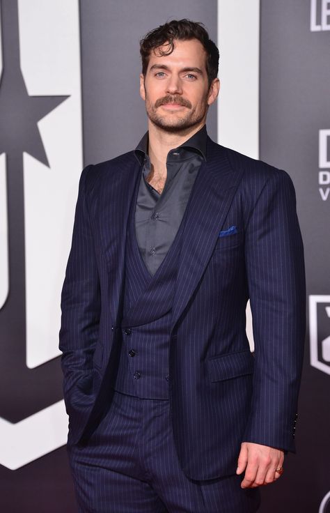 Henry Cavill Tuxedo, Henry Cavill Suit, Flamboyant Natural, Henry Cavill, Light Summer, Clothing Ideas, Justice League, Mens Suits, Natural Light